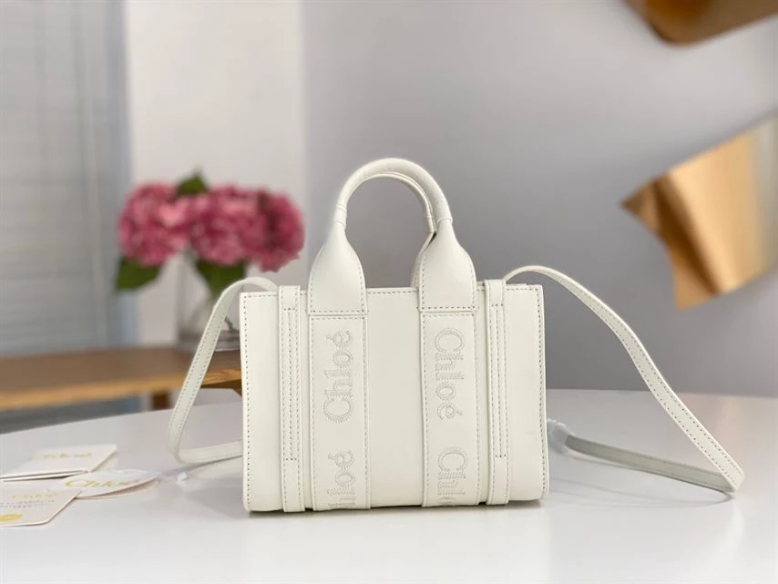 Chloé Mini Woody Tote Bag Smooth Calfskin With Chloé Logo - MB031 - Image 3