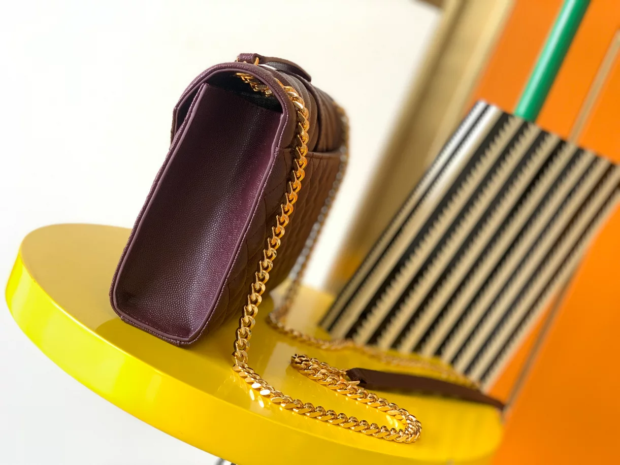 Envelope Medium in Quilted Grain de Poudre Embossed Leather bag - Image 11