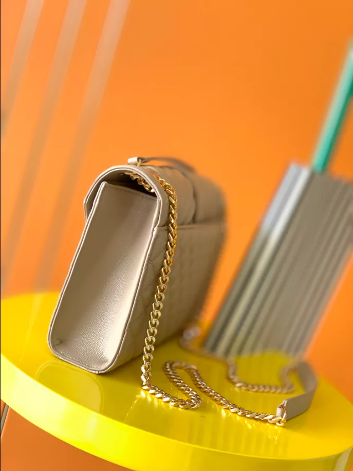 Envelope Medium in Quilted Grain de Poudre Embossed Leather bag - Image 6