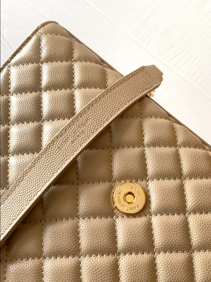 Envelope Medium in Quilted Grain de Poudre Embossed Leather bag - Image 9