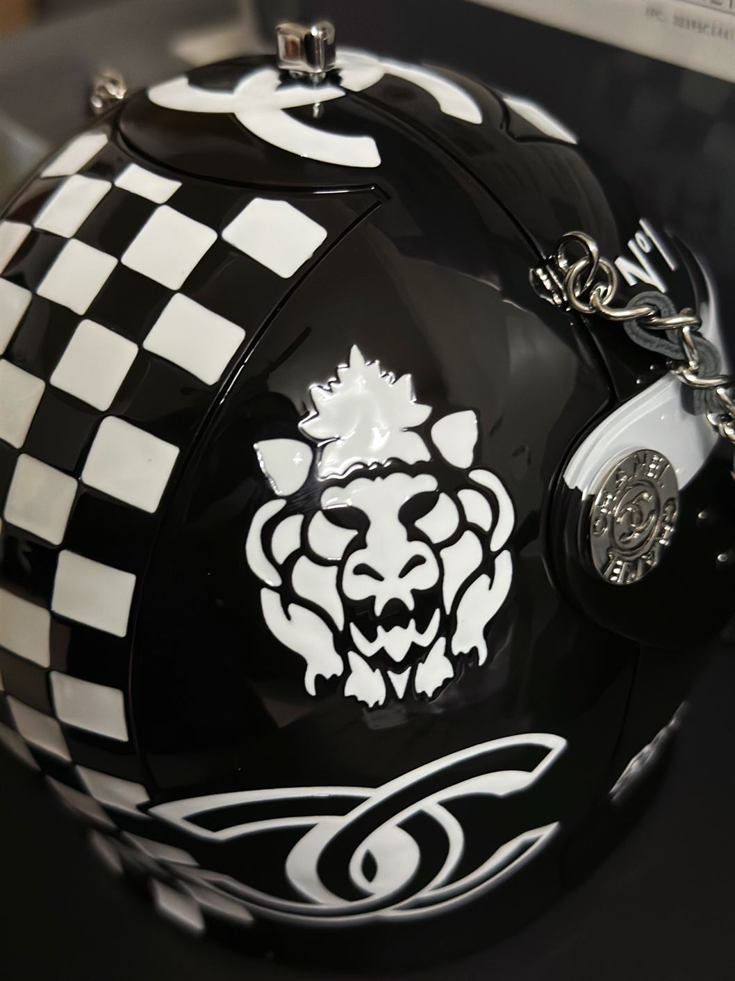 Helmet Minaudiere Black & White Resin, Strass & Silver-Tone Metal - CB024 - Image 10