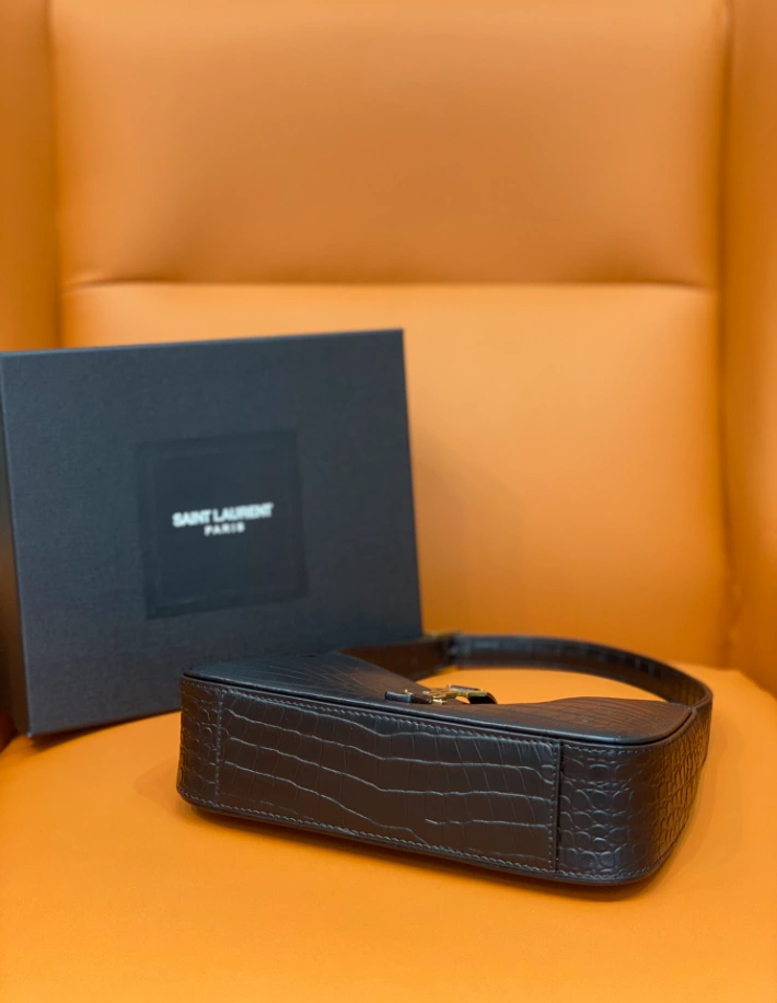 LE 5 à 7 in Crocodile-Embossed Shiny Leather Bag - Image 9