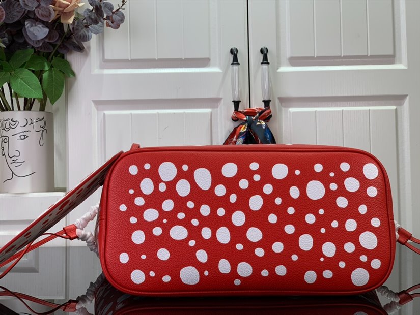 LV x YK Neverfull MM Tote Bag - Image 7