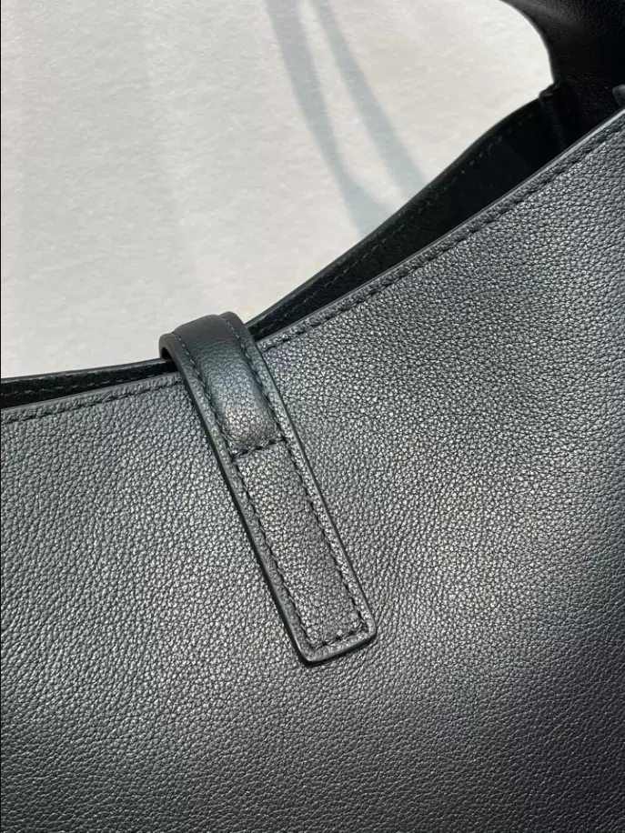 Le 5 à 7 Supple Small in grained leather Bag - Image 5