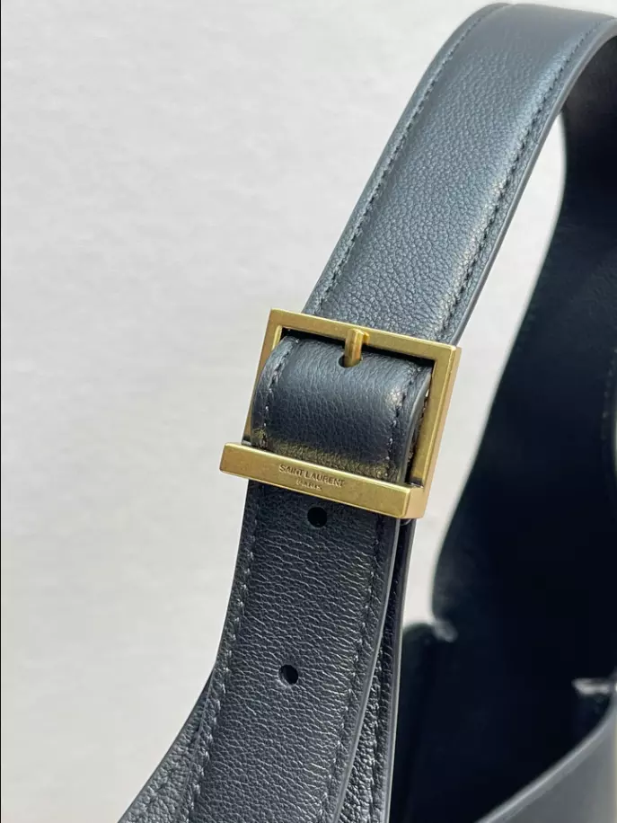 Le 5 à 7 Supple Small in grained leather Bag - Image 10