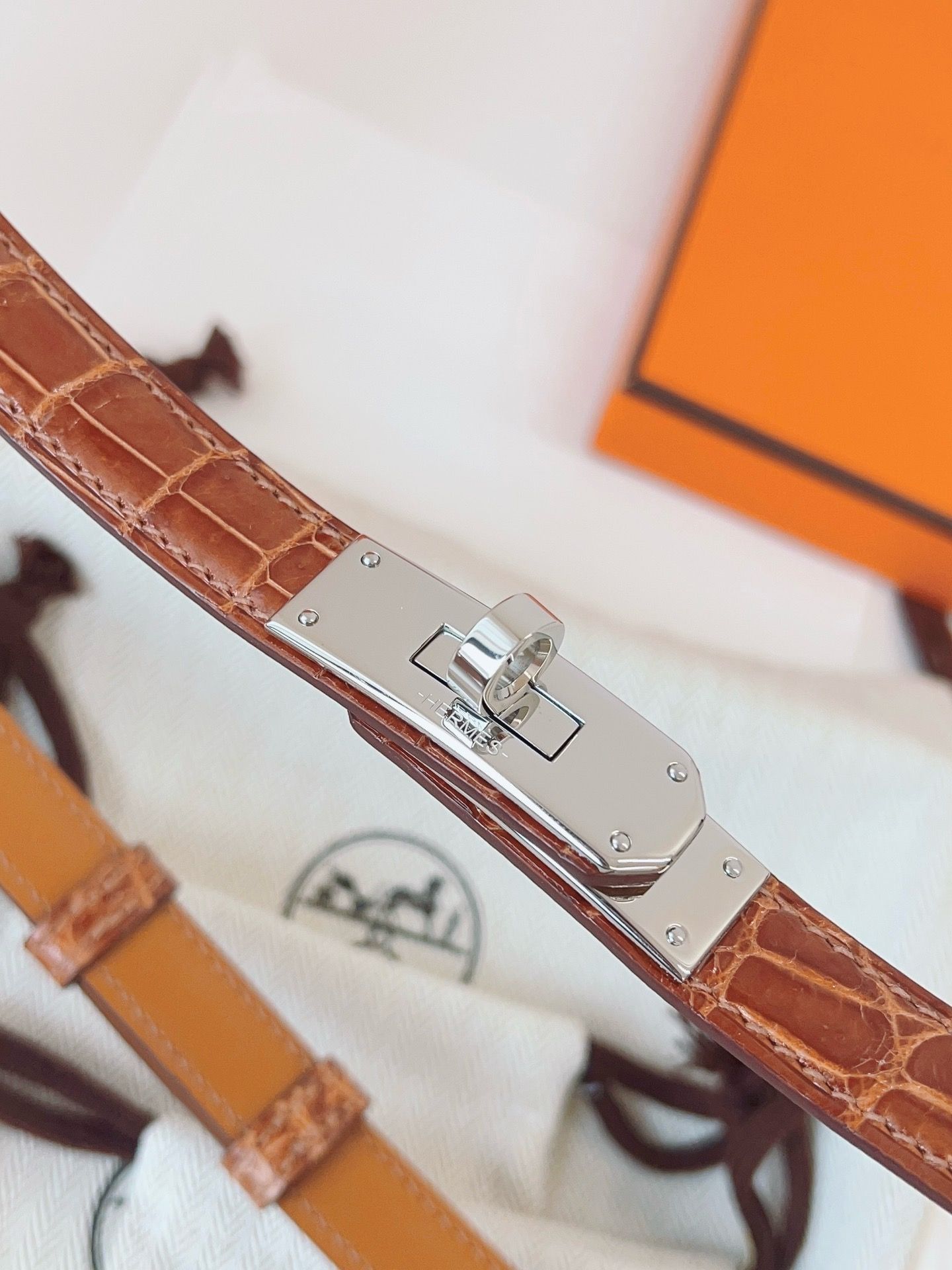 Hermes Kelly 18 Belt in Caramel Shiny Alligator Leather - Image 6