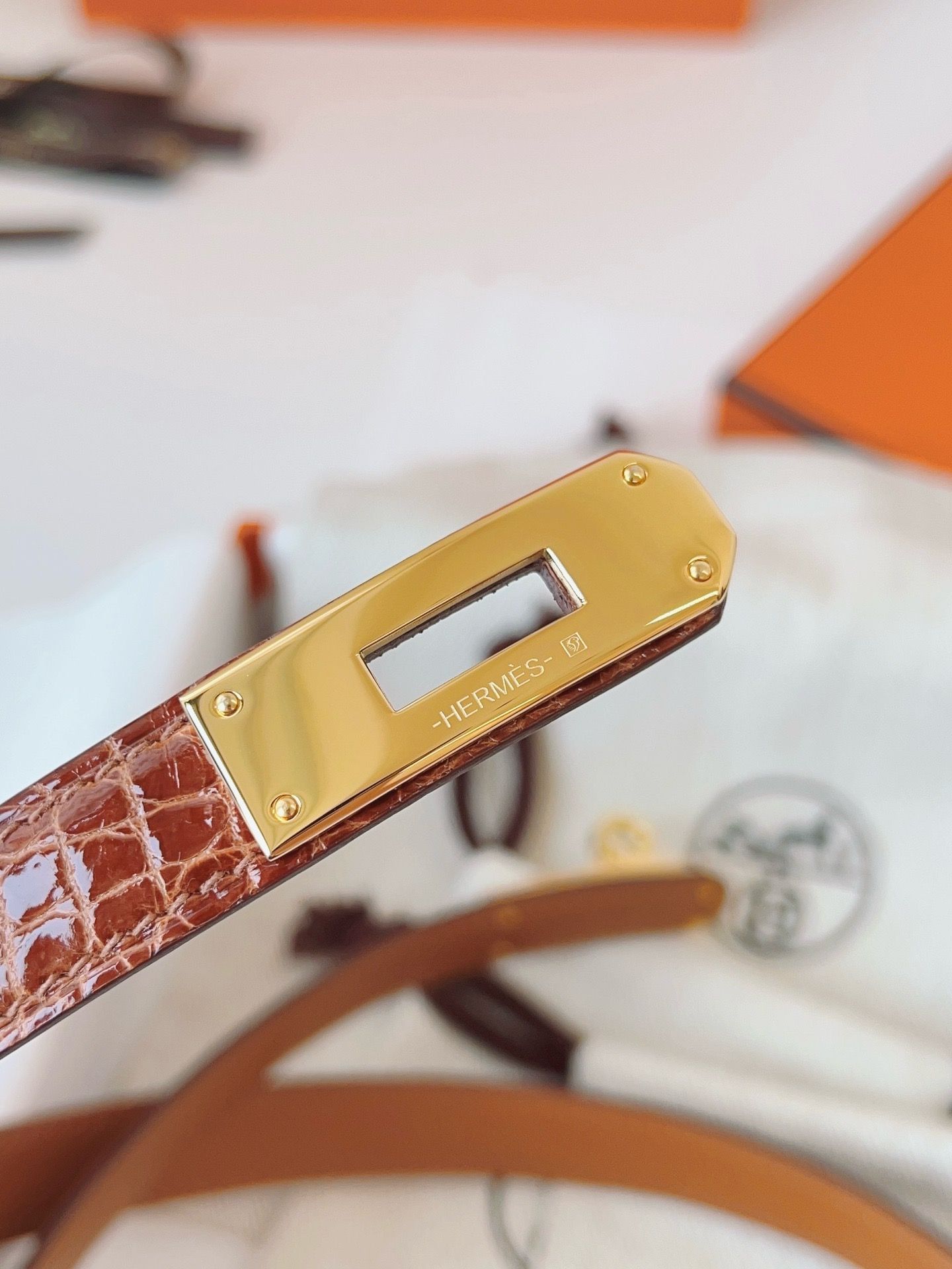 Hermes Kelly 18 Belt in Caramel Shiny Alligator Leather - Image 8