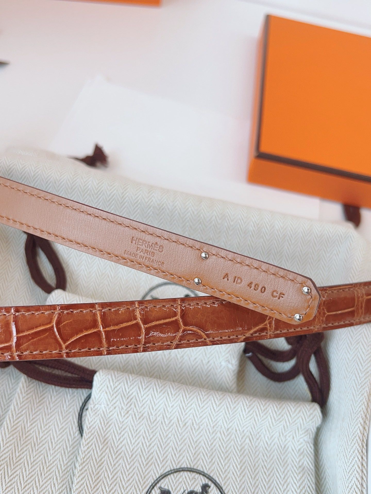 Hermes Kelly 18 Belt in Caramel Shiny Alligator Leather - Image 10