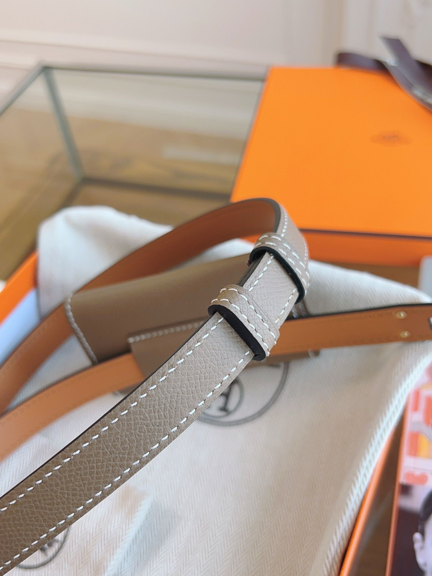 Hermes Kelly Pocket 18 Belt in Etoupe Epsom Calfkin - Image 9