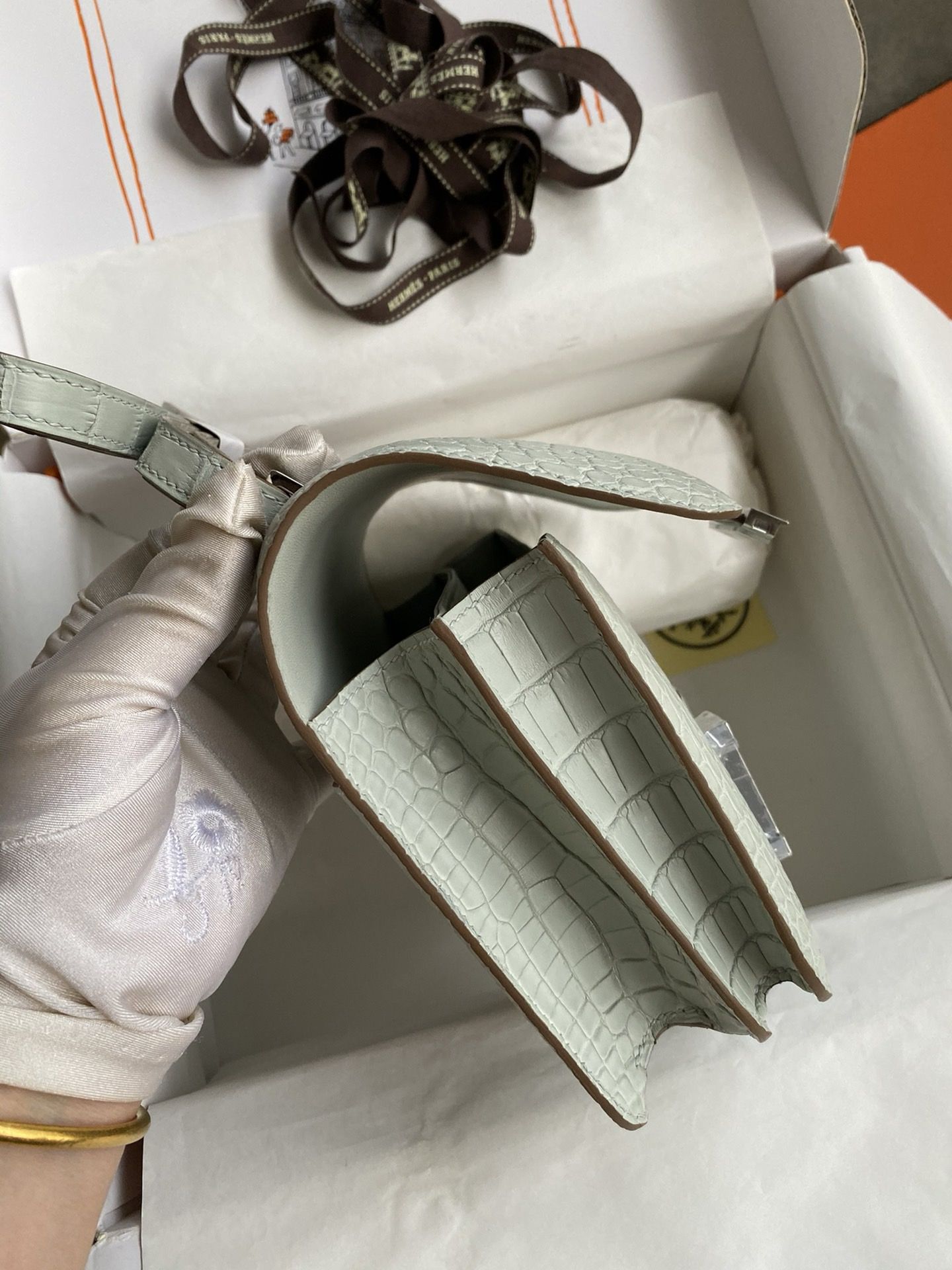 Hermes Constance 18 Handmade Bag in Gris Neve Matte Alligator Leather - Image 4