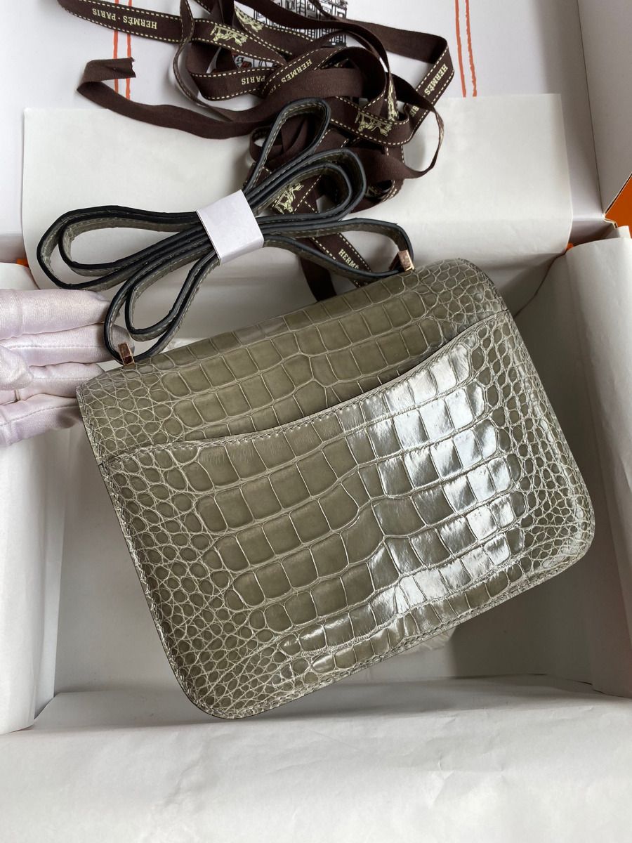Hermes Constance 18 Handmade Bag In Grey Shiny Alligator Leather - Image 3