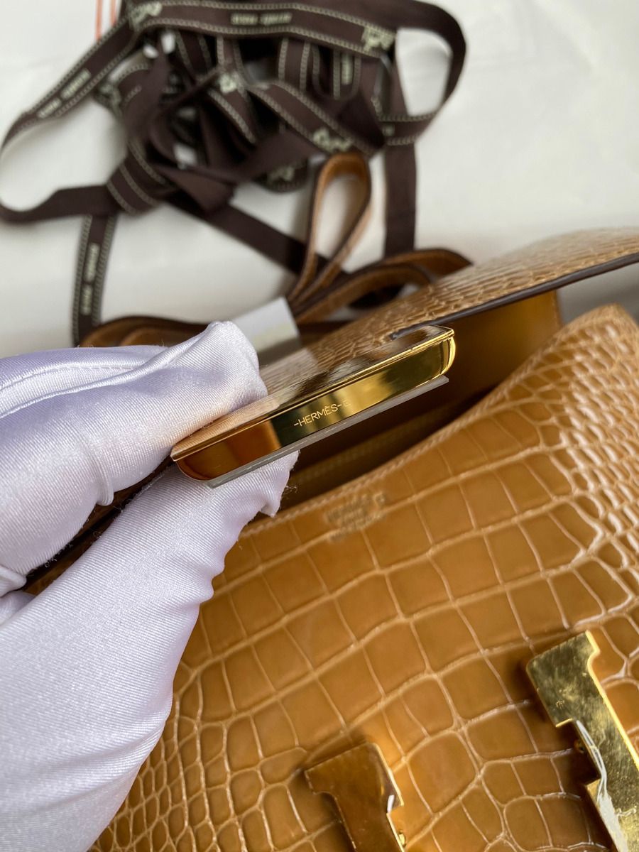 Hermes Constance 24 Handmade Bag In Beige Shiny Alligator Leather - Image 8