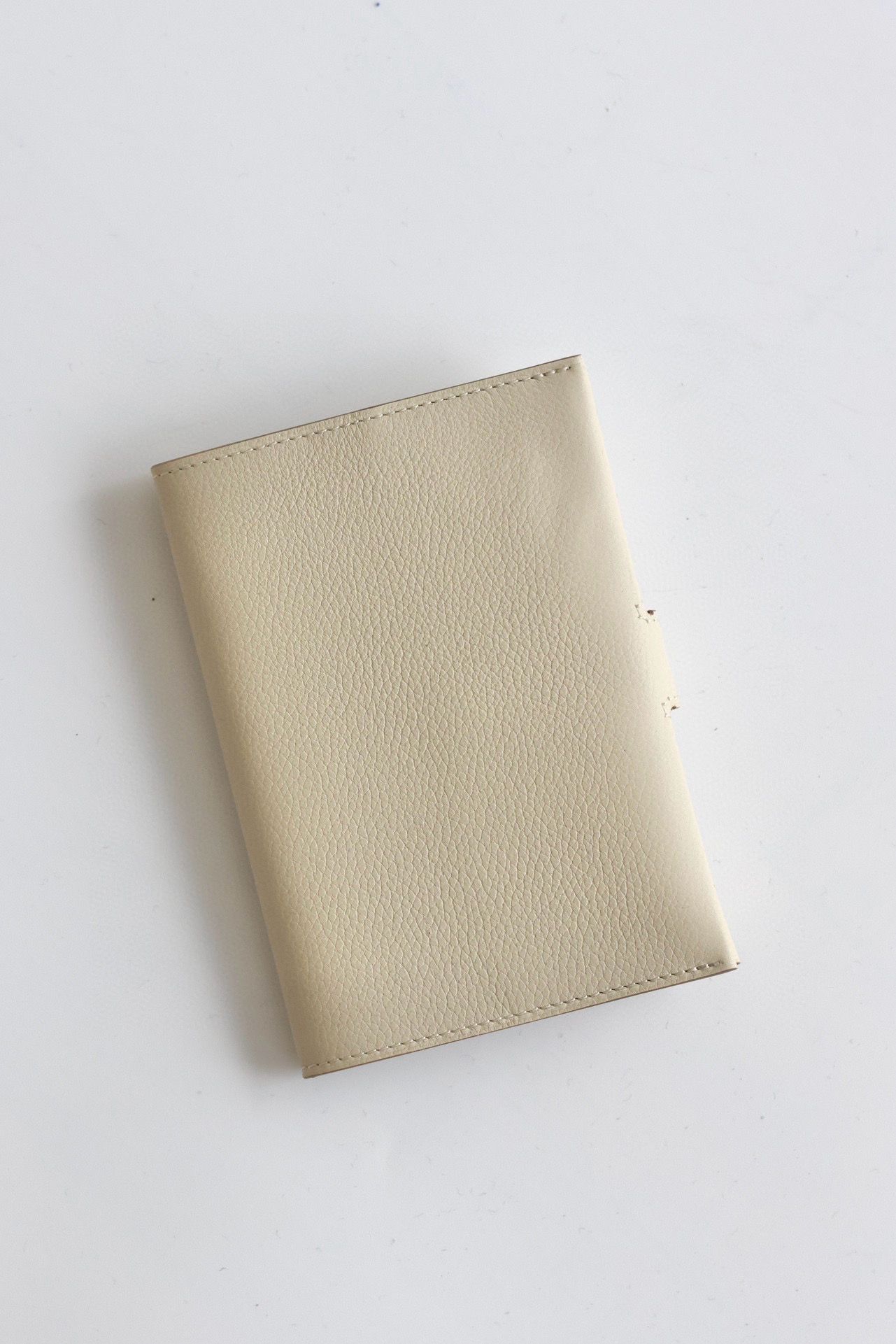 Hermes R.M.S Passport Holder in Beton Evercolor Calfskin - Image 10