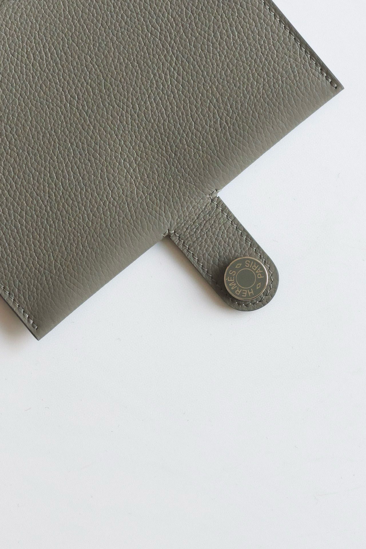 Hermes R.M.S Passport Holder in Gris Meyer Evercolor Calfskin - Image 6