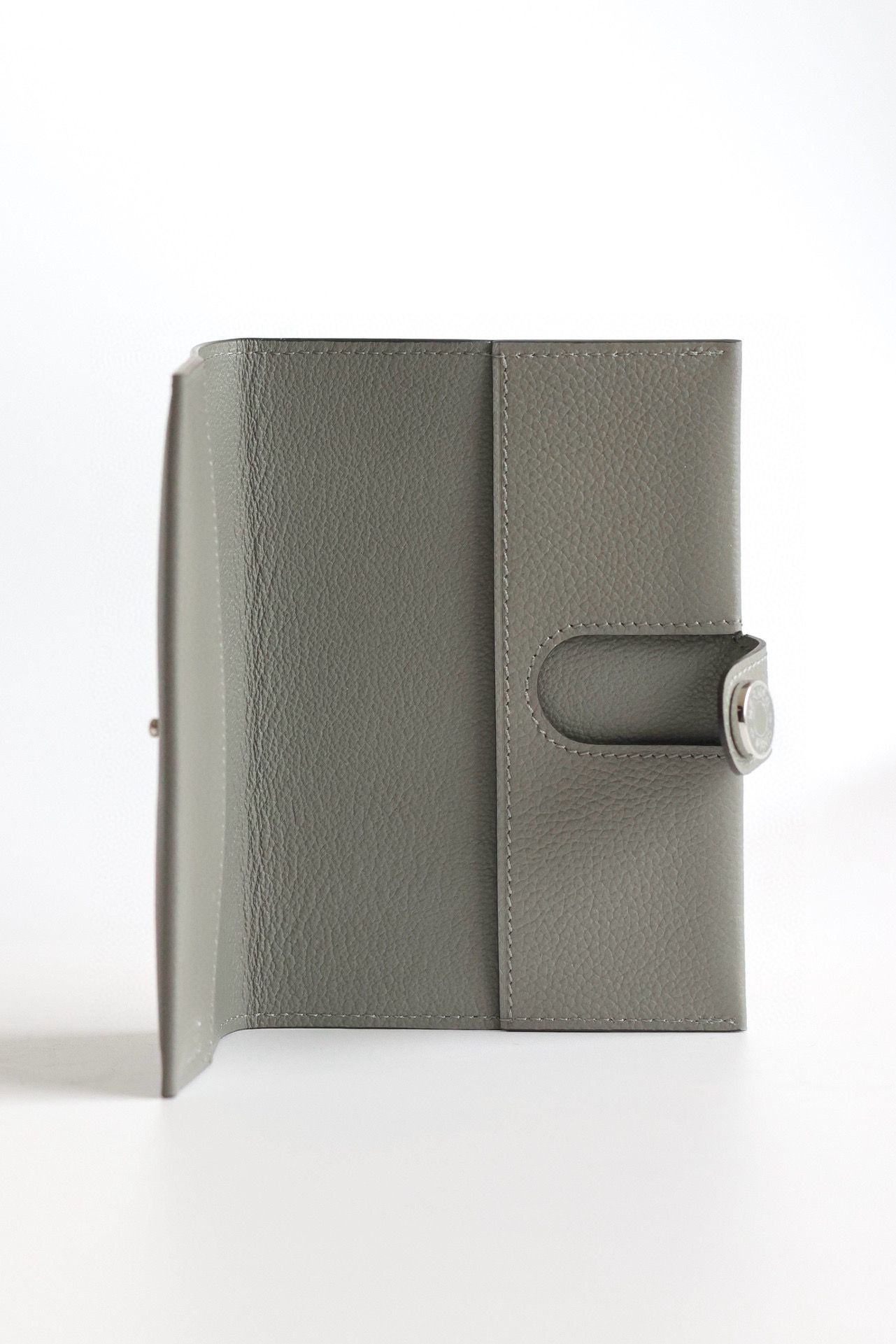 Hermes R.M.S Passport Holder in Gris Meyer Evercolor Calfskin - Image 8