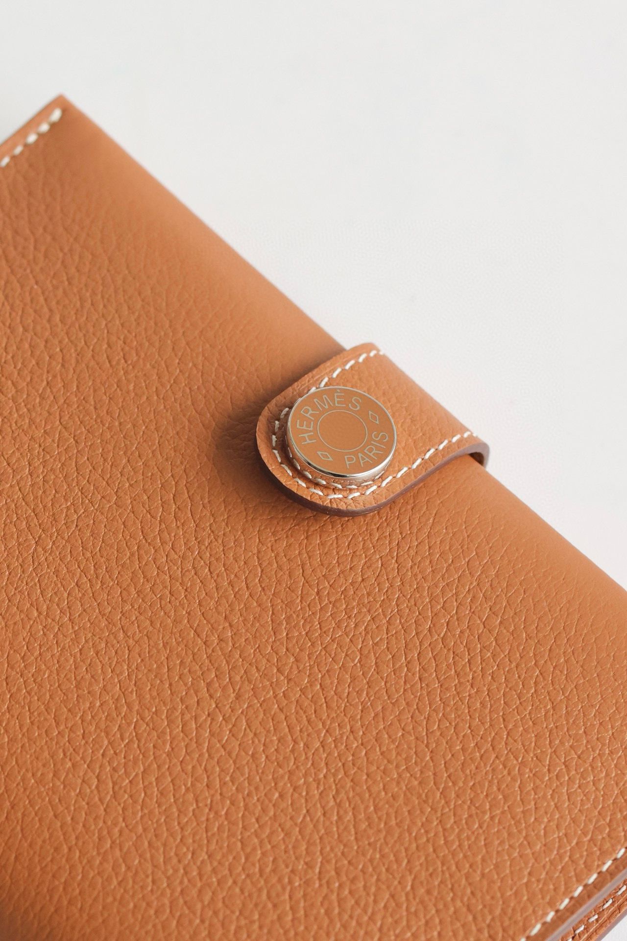 Hermes R.M.S Passport Holder in Gold Evercolor Calfskin - Image 7