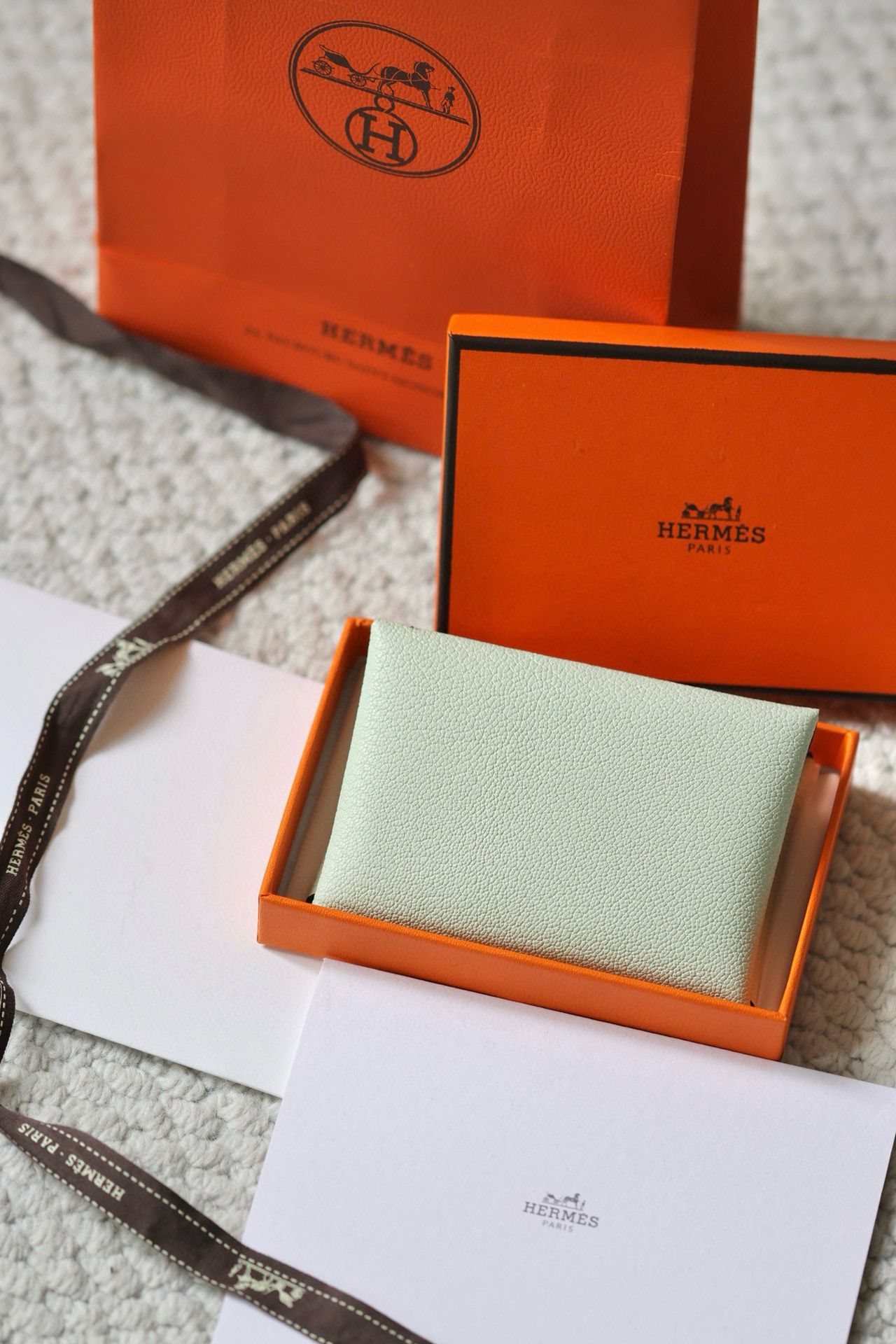 Hermes Calvi Duo Verso Card Holder in Vert Fizz Mysore Goatskin - Image 4