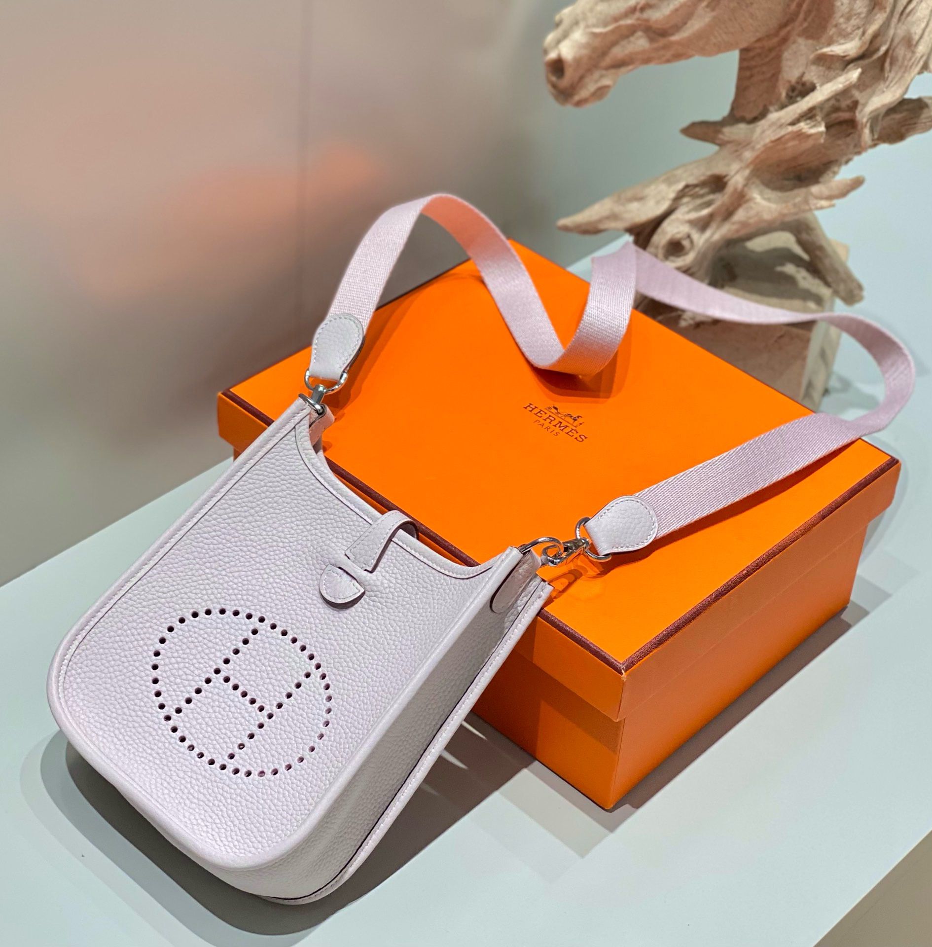 Hermes Evelyne III TPM Bag In Mauve Pale Clemence Leather - Image 4