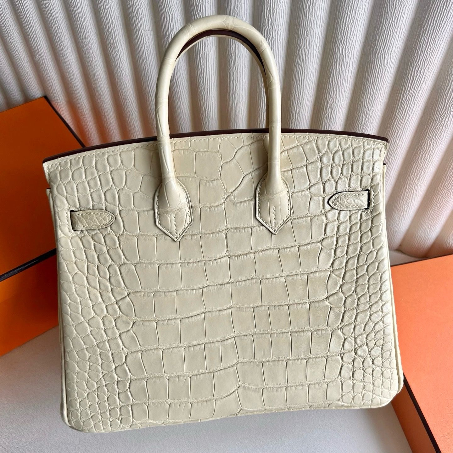 Hermes Birkin 25 Retourne Handmade Bag in Vanille Matte Alligator Leather - Image 5