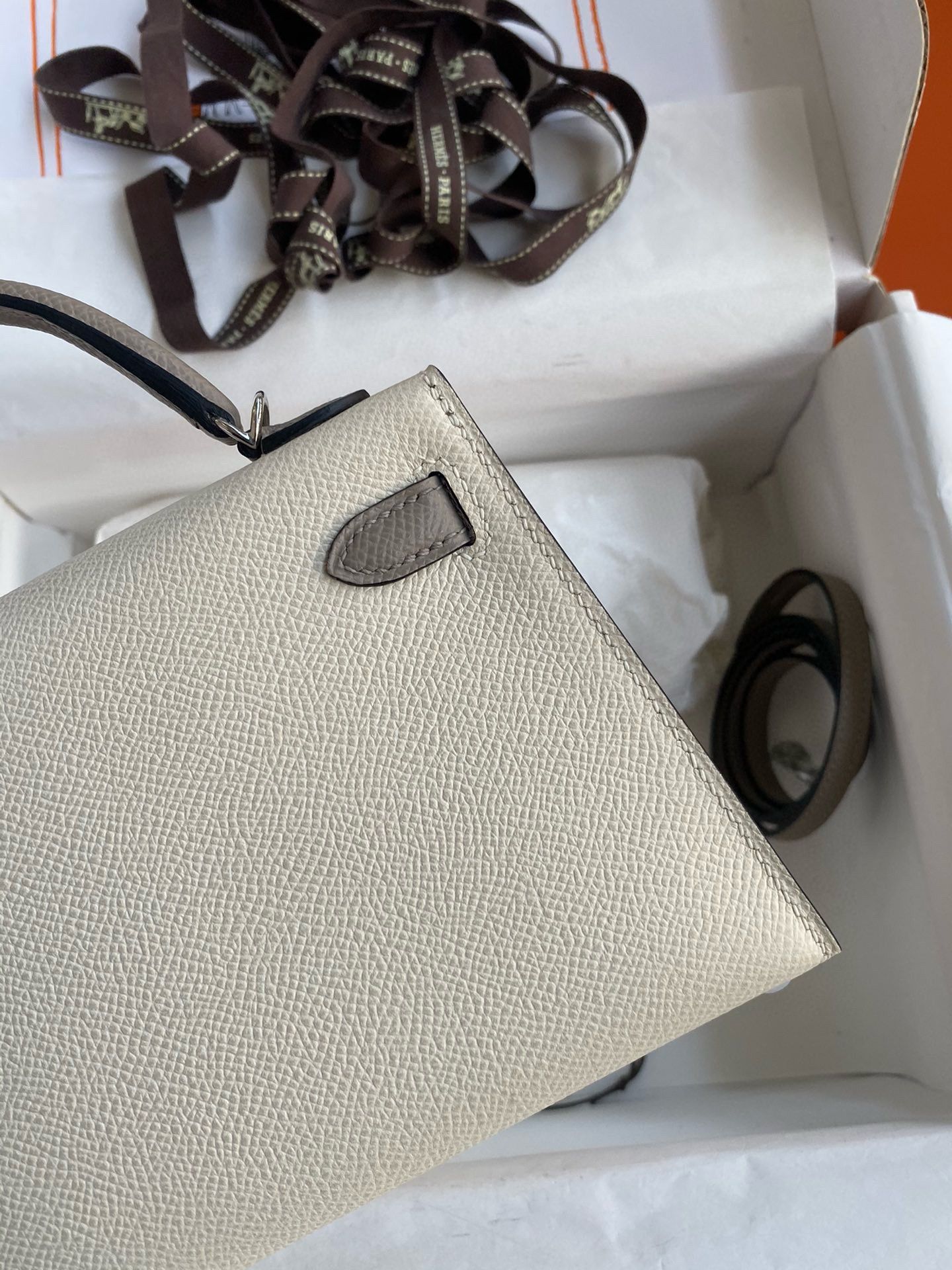 Hermes Kelly Mini II Sellier Bicolor Handmade Bag in Craie and Gris Asphalt Epsom Calfskin - Image 6