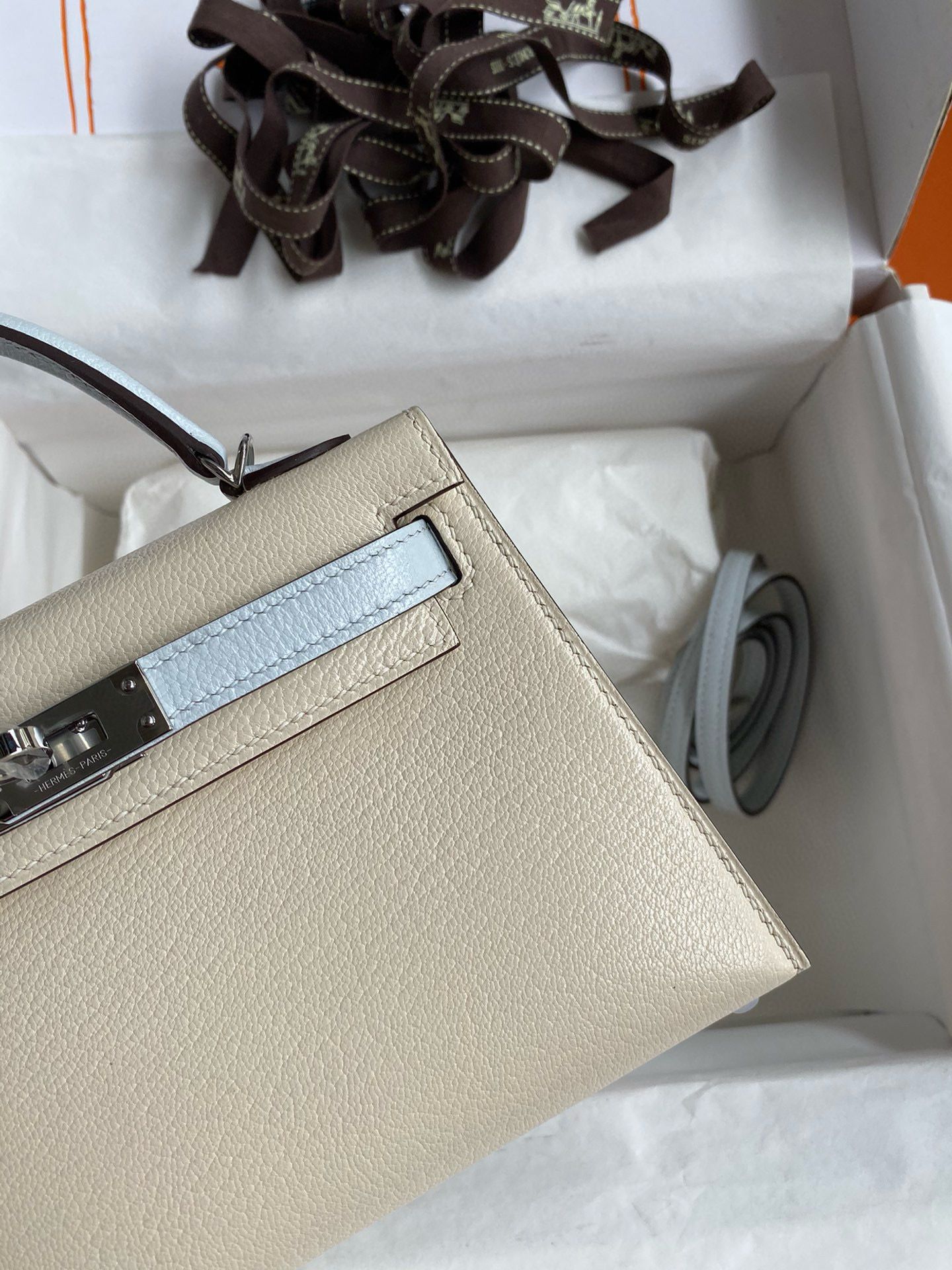 Hermes Kelly Mini II Sellier Bicolor Handmade Bag in Nata and Blue Brume Chevre Mysore Leather - Image 5