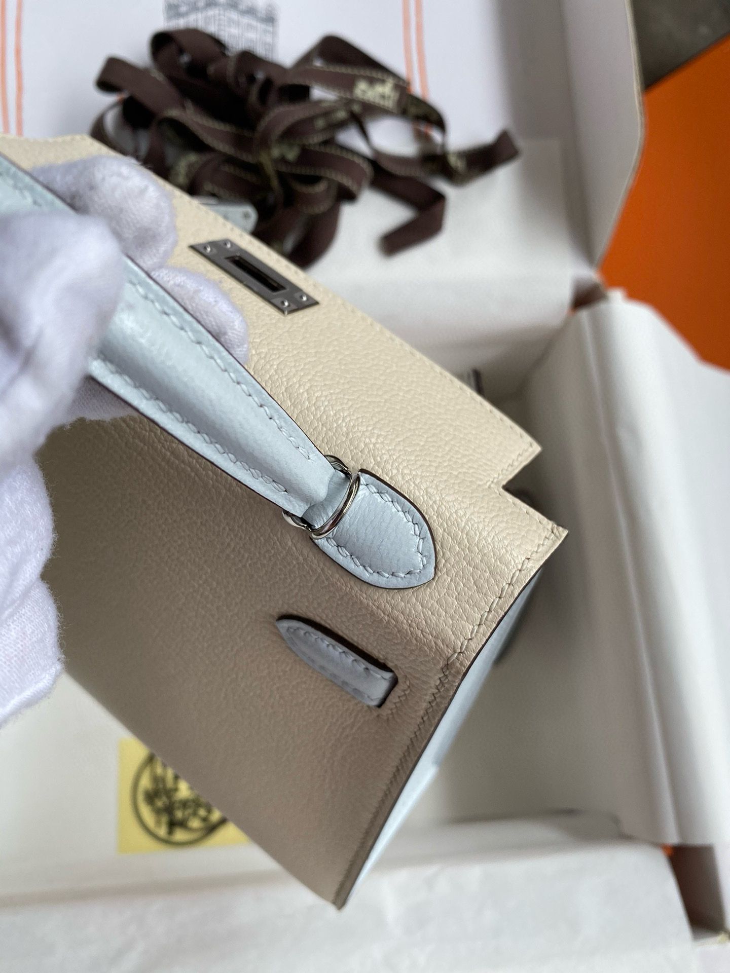 Hermes Kelly Mini II Sellier Bicolor Handmade Bag in Nata and Blue Brume Chevre Mysore Leather - Image 8