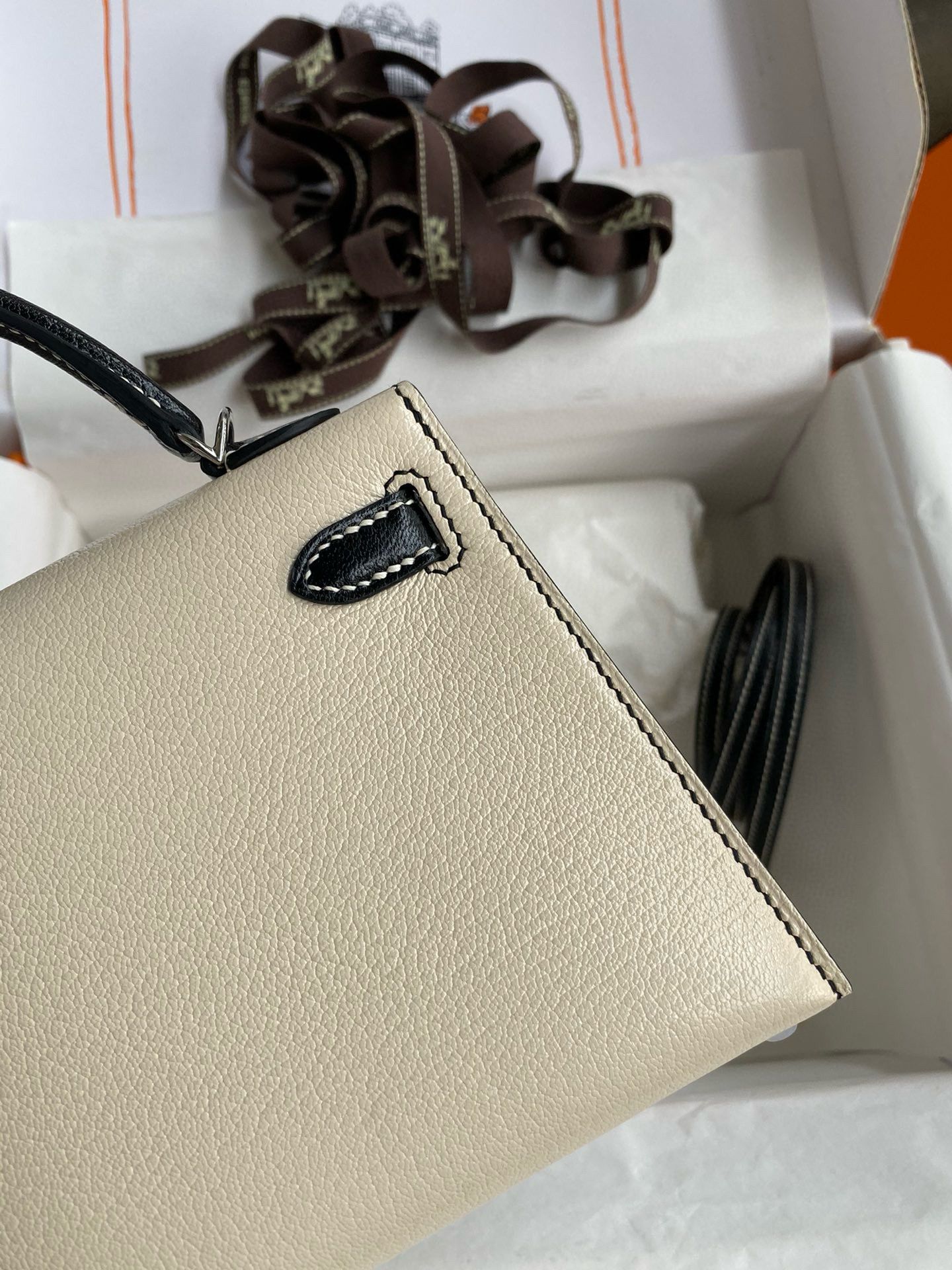 Hermes Kelly Mini II Sellier Bicolor Handmade Bag in Nata and Black Chevre Mysore Leather - Image 6