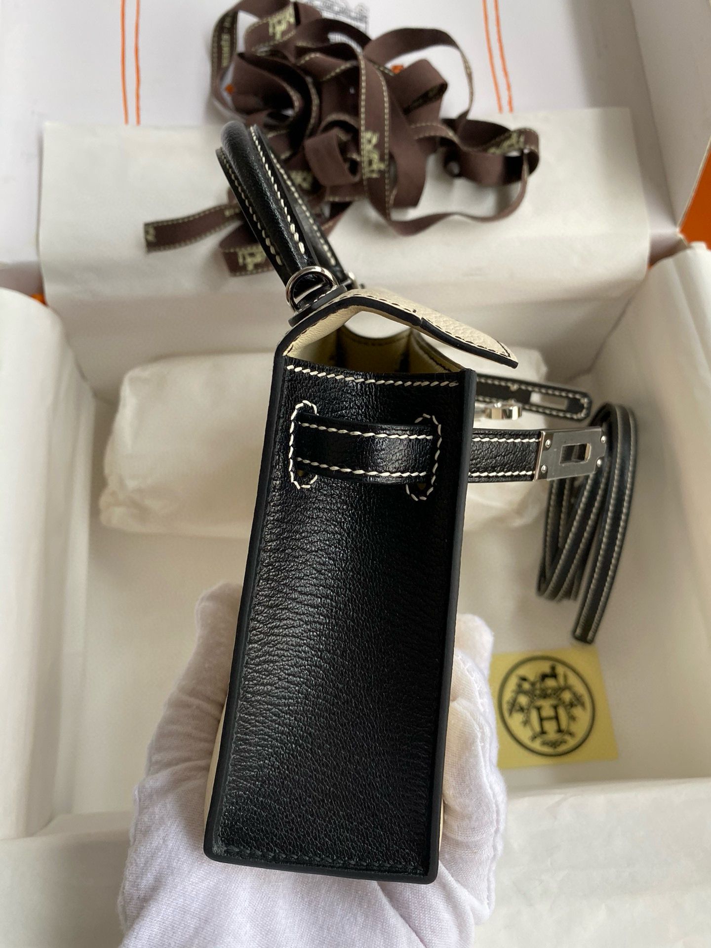 Hermes Kelly Mini II Sellier Bicolor Handmade Bag in Nata and Black Chevre Mysore Leather - Image 7