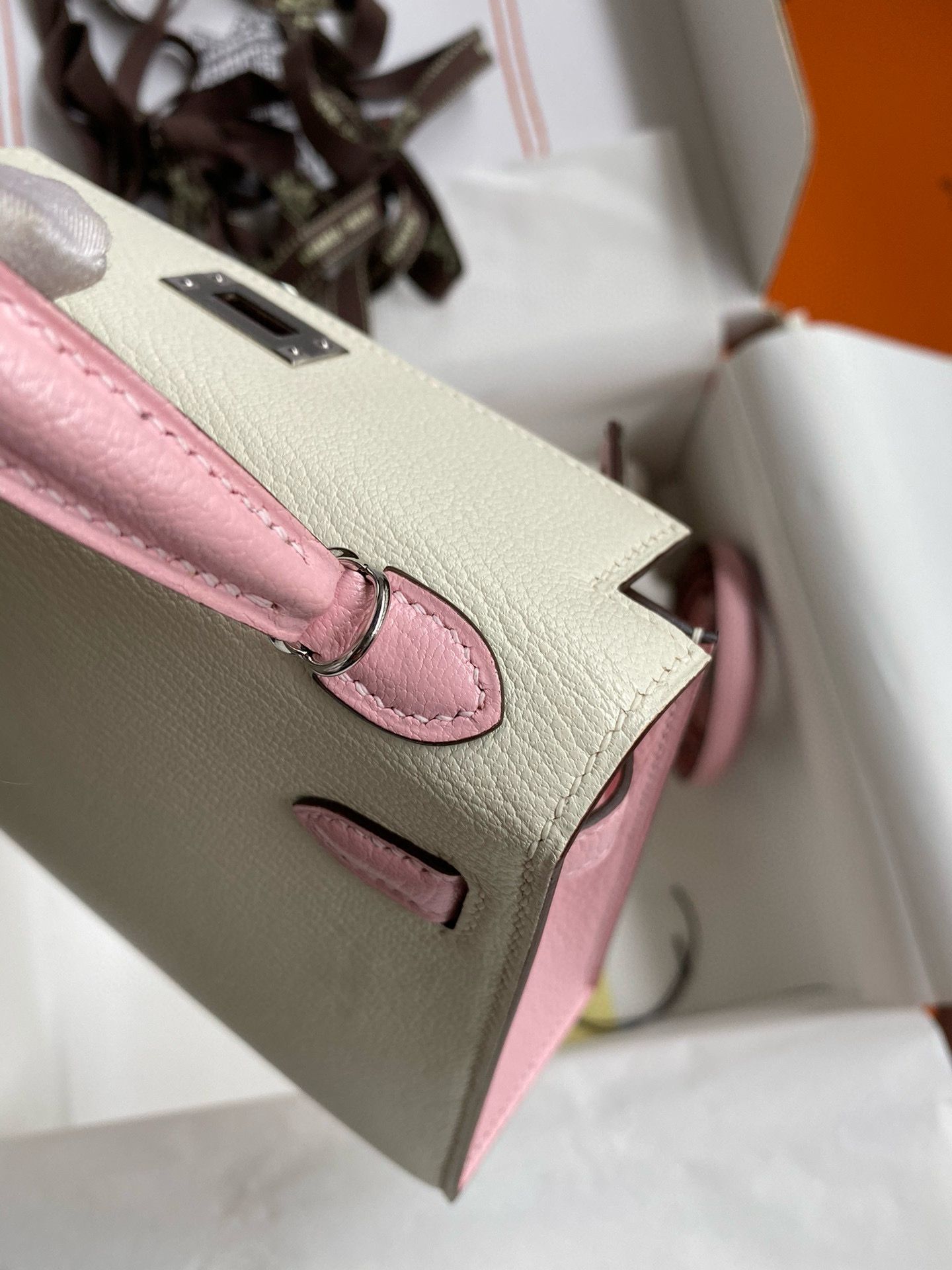 Hermes Kelly Mini II Sellier Bicolor Handmade Bag in Nata and Rose Sakura Chevre Mysore Leather - Image 8