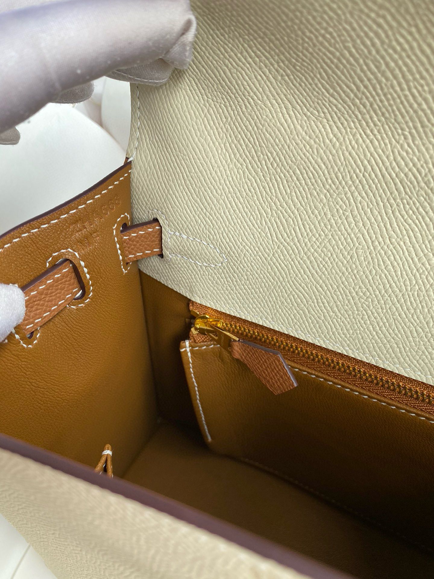 Hermes HSS Kelly Sellier 25 Bicolor Bag in Craie and Gold Epsom Calfskin - Image 10