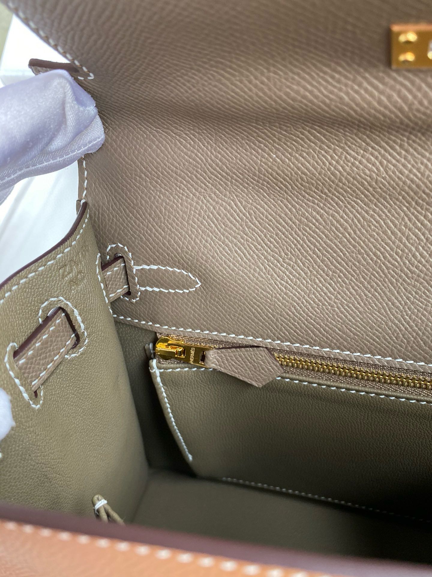 Hermes HSS Kelly Sellier 25 Bicolor Bag in Gold and Taupe Epsom Calfskin - Image 10