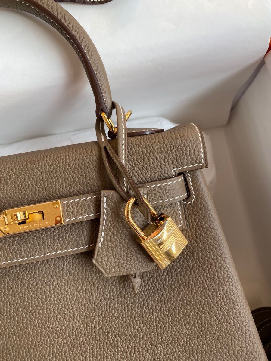 Hermes Kelly Retourne 25 Handmade Bag In Taupe Clemence Leather - Image 4
