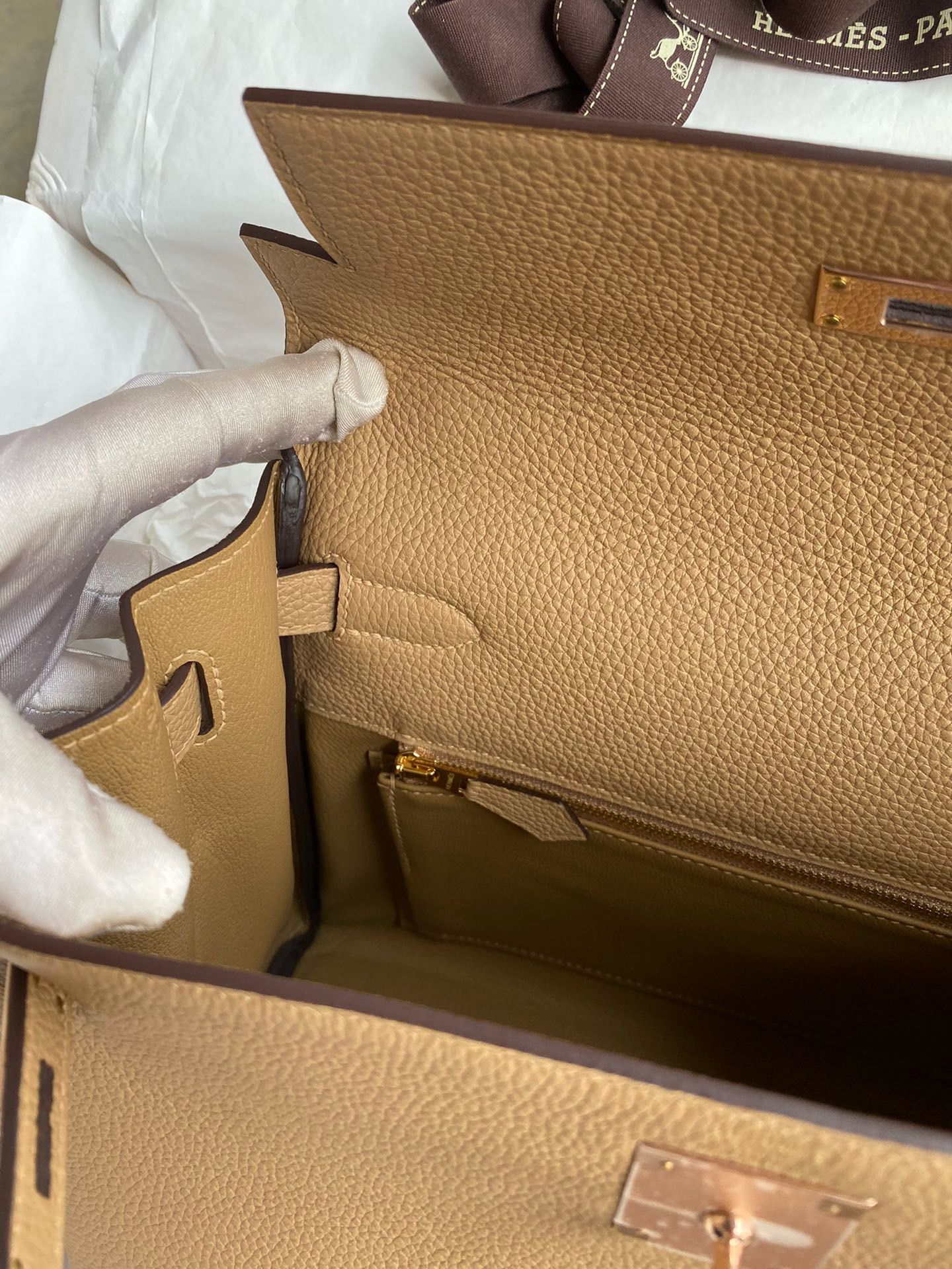 Hermes Kelly Retourne 28 Handmade Bag In Chai Clemence Leather - Image 10