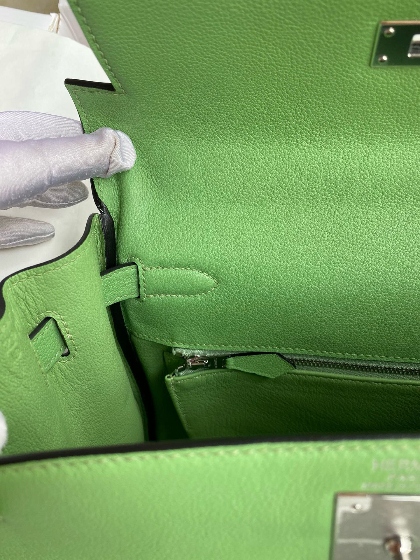 Hermes Kelly Retourne 28 Handmade Bag in Vert Criquet Evercolor Calfskin - Image 10