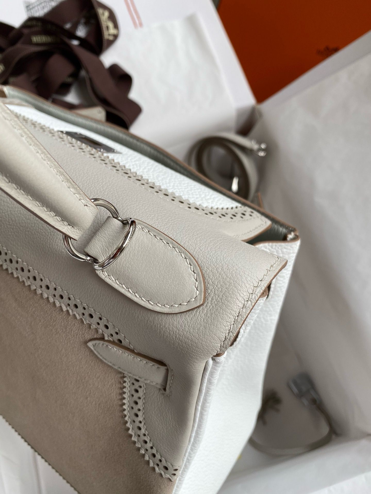 Hermes Kelly 28 Ghillies Grizzly Bag in Pearl Grey Evercolor and Grey Veau Doblis - Image 7