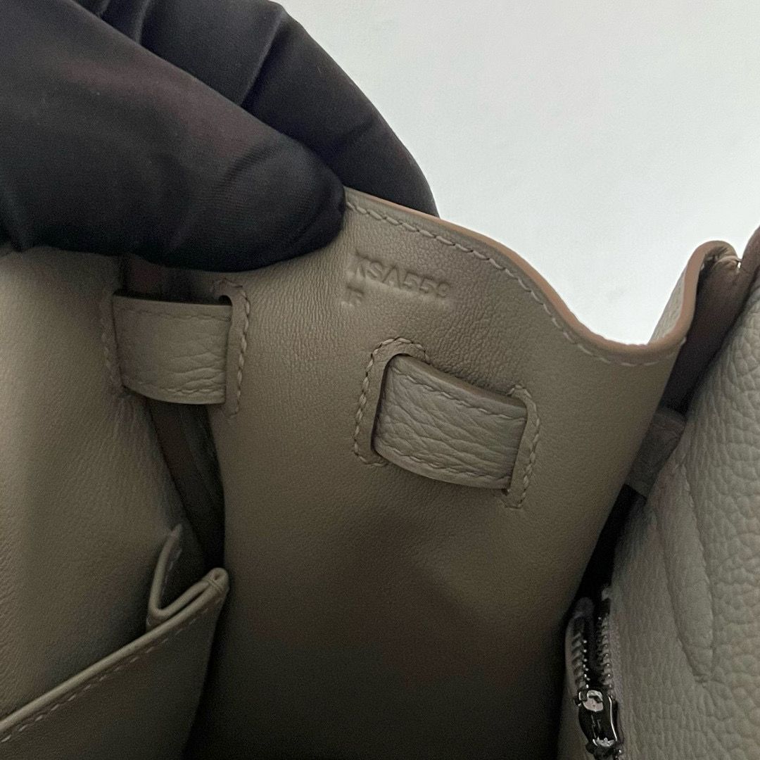 Hermes Kelly Retourne 32 Handmade Bag in Pearl Grey Clemence Leather - Image 6