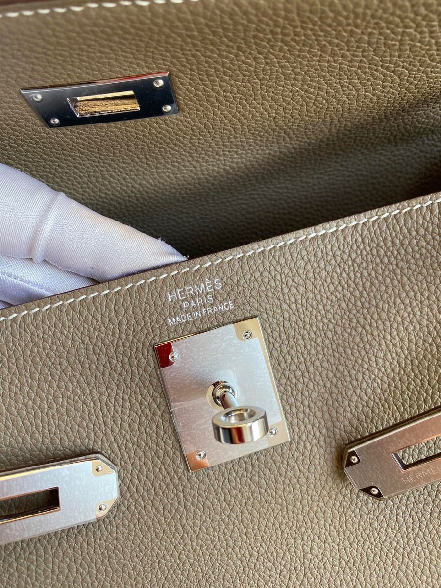 Hermes Kelly Retourne 32 Handmade Bag In Taupe Clemence Leather - Image 8