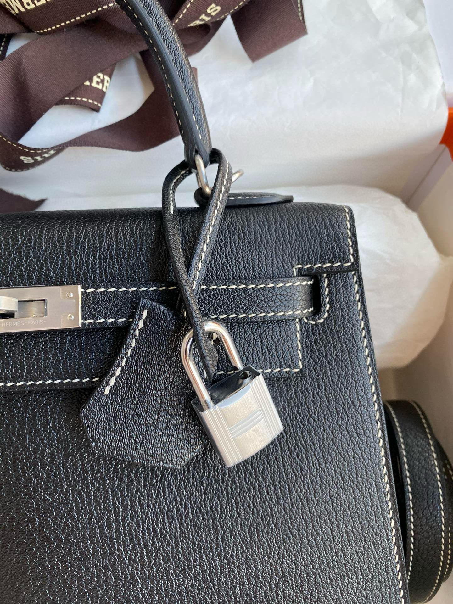 Hermes Kelly Sellier 25 Verso Handmade Bag in Black Mysore Chevre Goatskin - Image 4