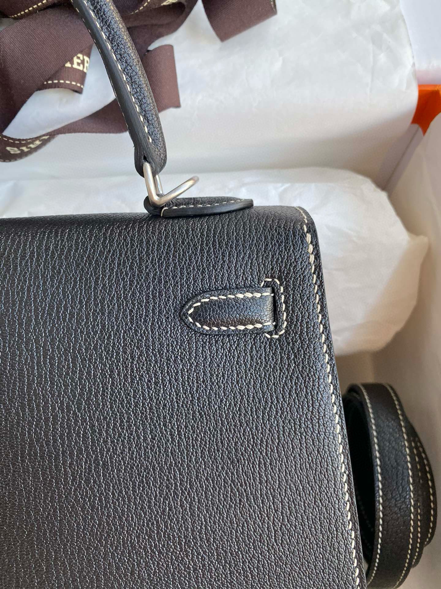 Hermes Kelly Sellier 25 Verso Handmade Bag in Black Mysore Chevre Goatskin - Image 5