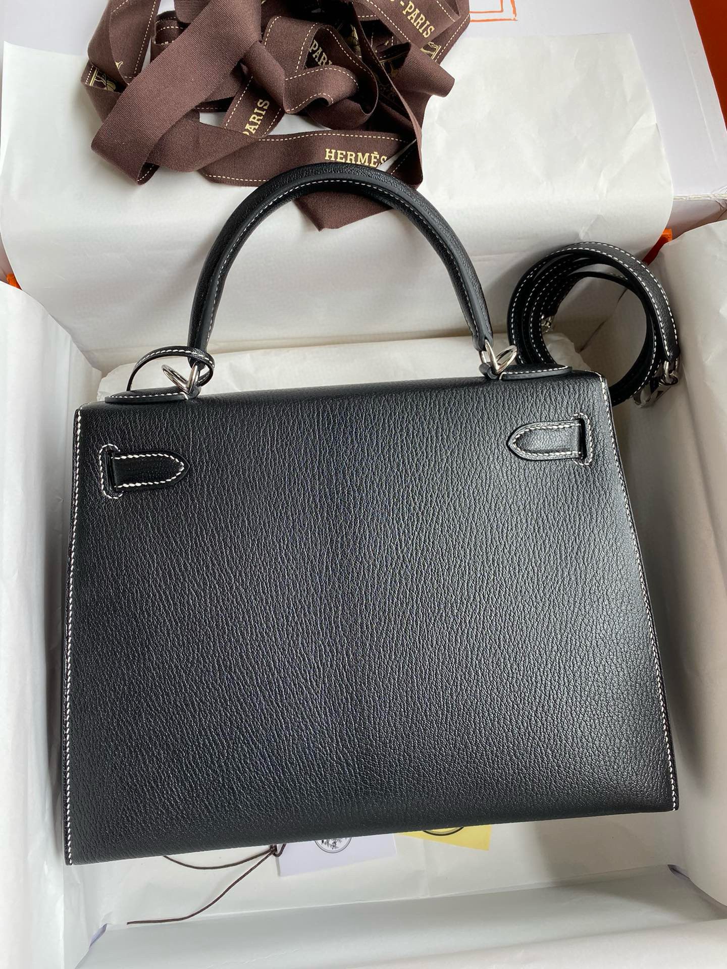 Hermes Kelly Sellier 28 Verso Handmade Bag in Black and Red Mysore Chevre Goatskin - Image 3