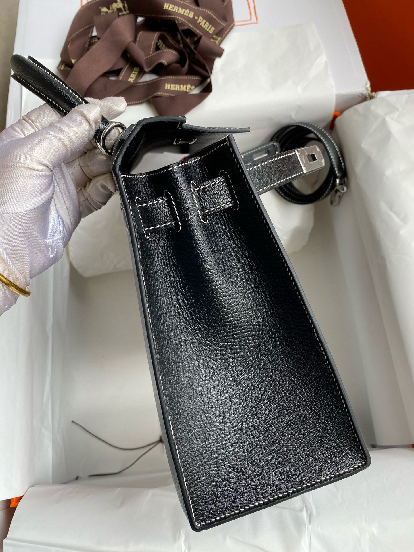 Hermes Kelly Sellier 28 Verso Handmade Bag in Black and Red Mysore Chevre Goatskin - Image 6