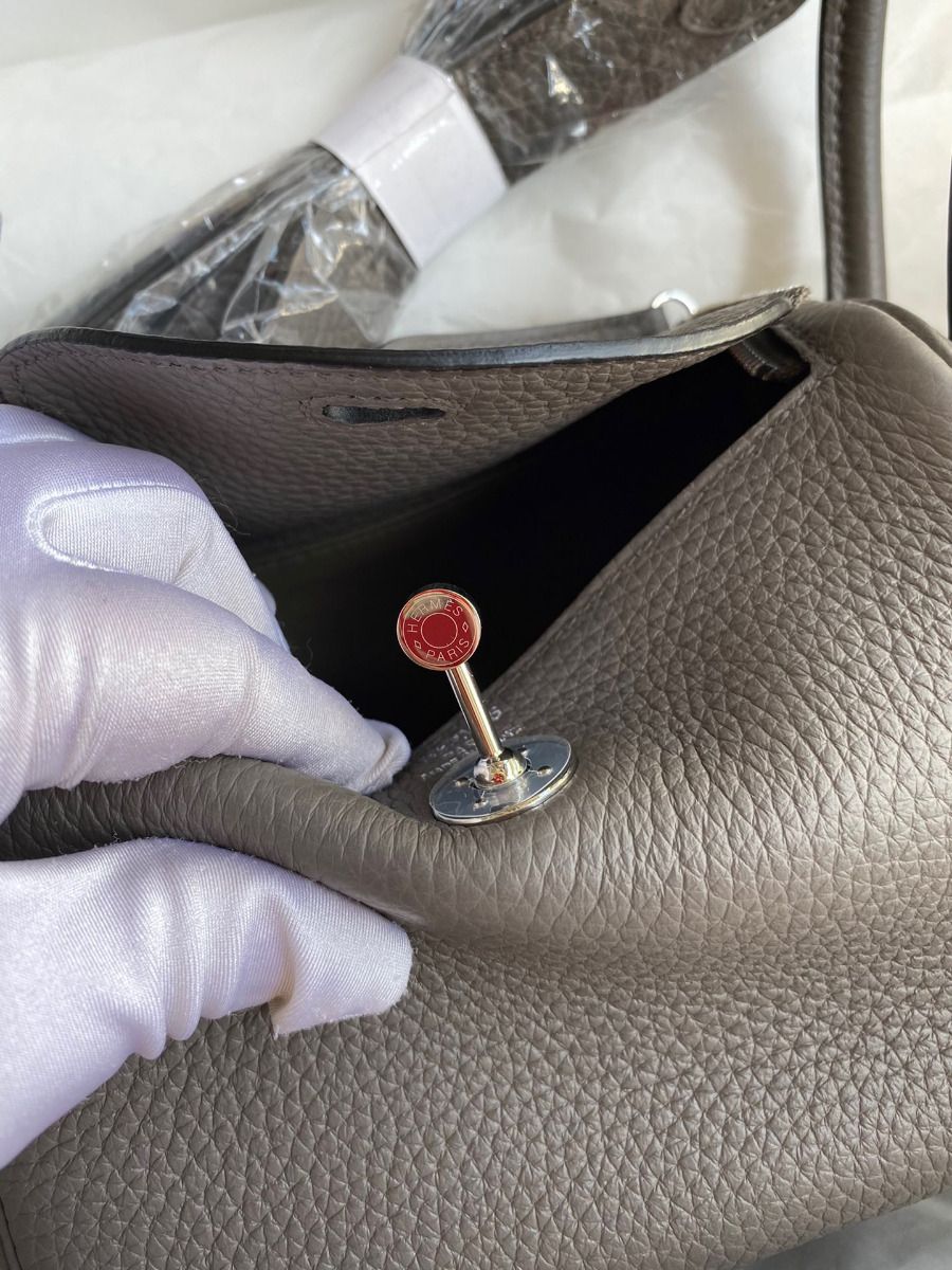 Hermes Mini Lindy Handmade Bag In Etain Clemence Leather - Image 9