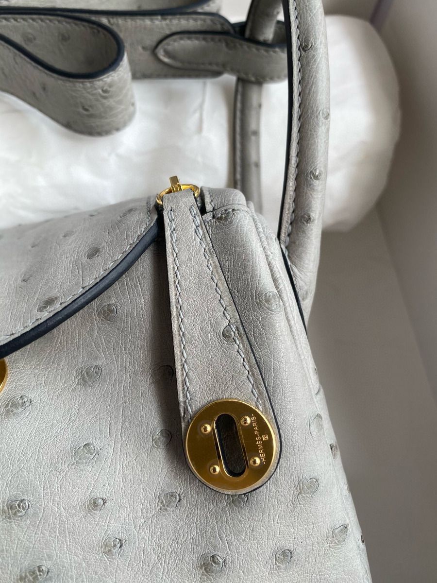 Hermes Mini Lindy Handmade Bag In Pearl Grey Ostrich Leather - Image 4