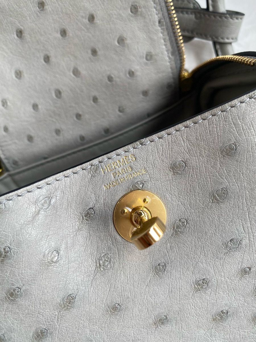 Hermes Mini Lindy Handmade Bag In Pearl Grey Ostrich Leather - Image 10