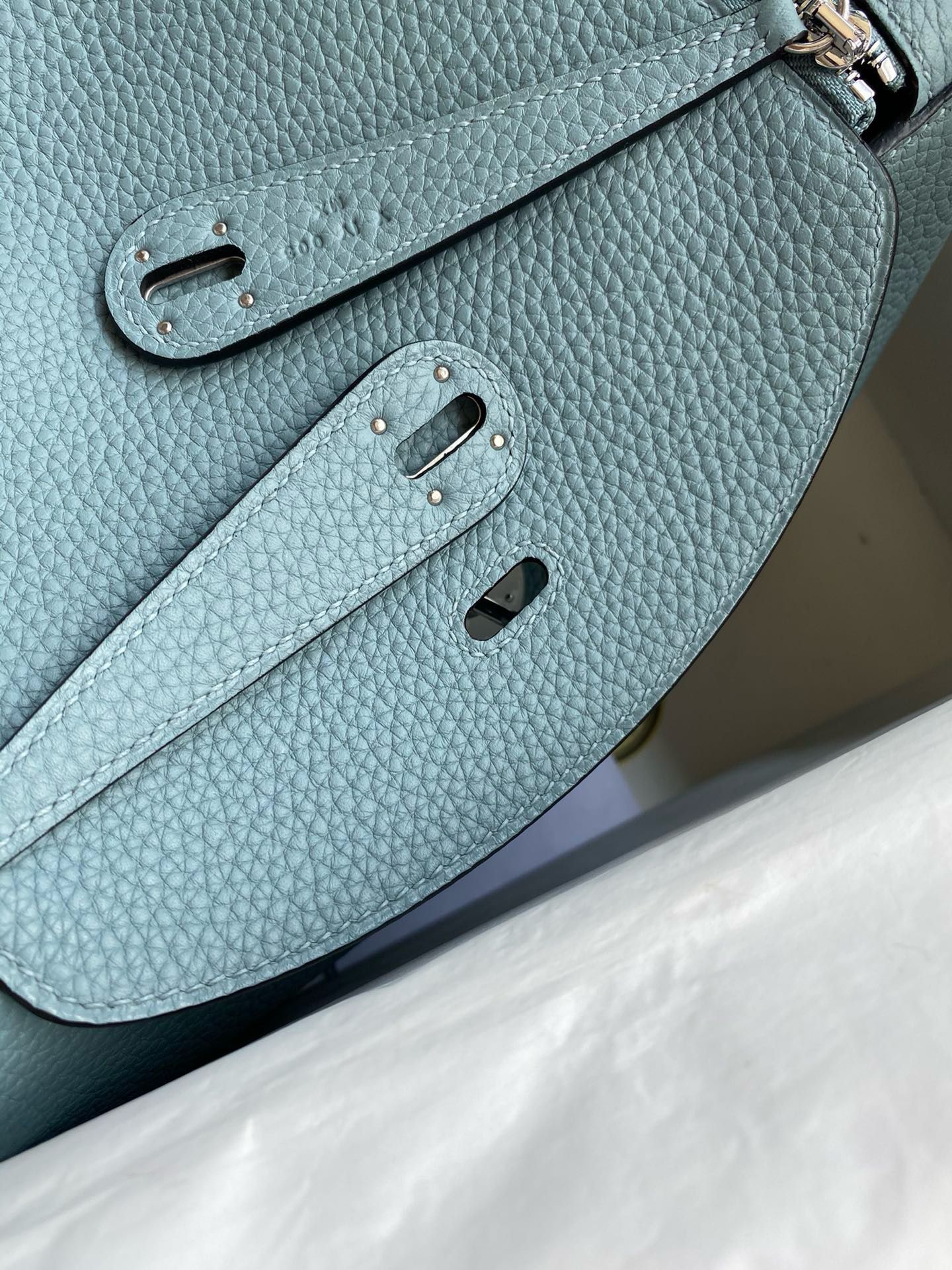 Hermes Lindy 26 Handmade Bag In Ciel Clemence Leather - Image 7