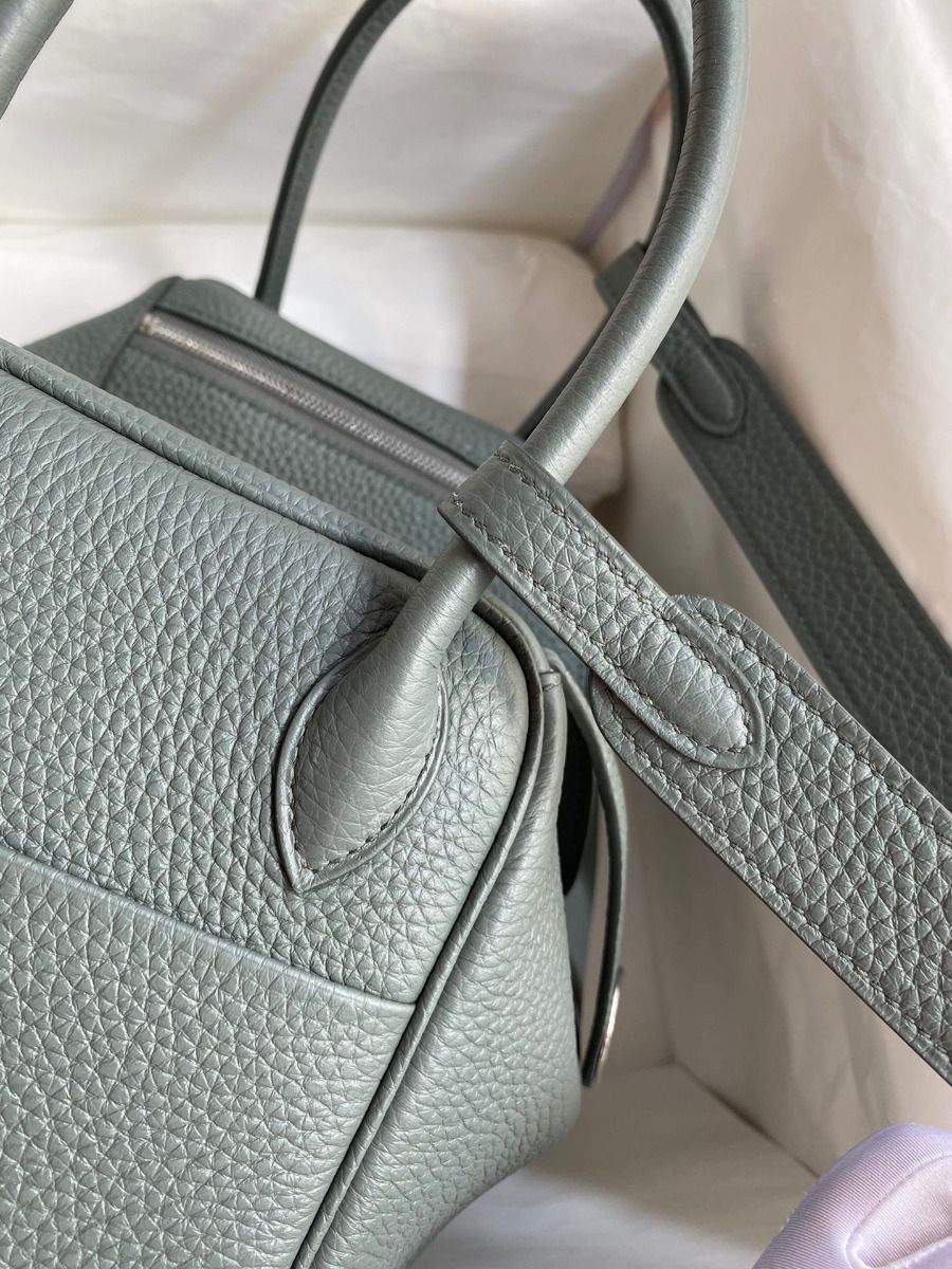 Hermes Lindy 26 Handmade Bag In Vert Amande Clemence Leather - Image 5