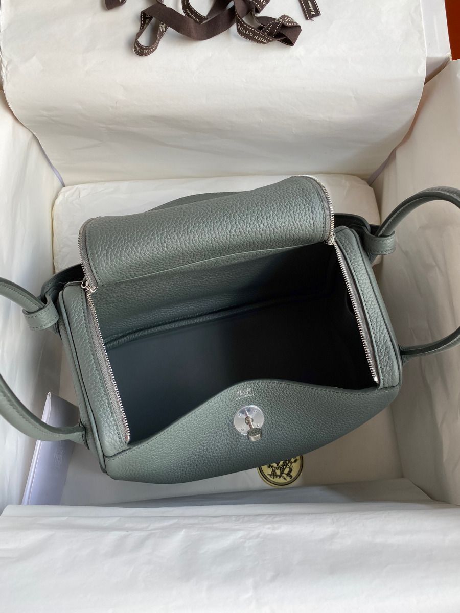 Hermes Lindy 26 Handmade Bag In Vert Amande Clemence Leather - Image 9