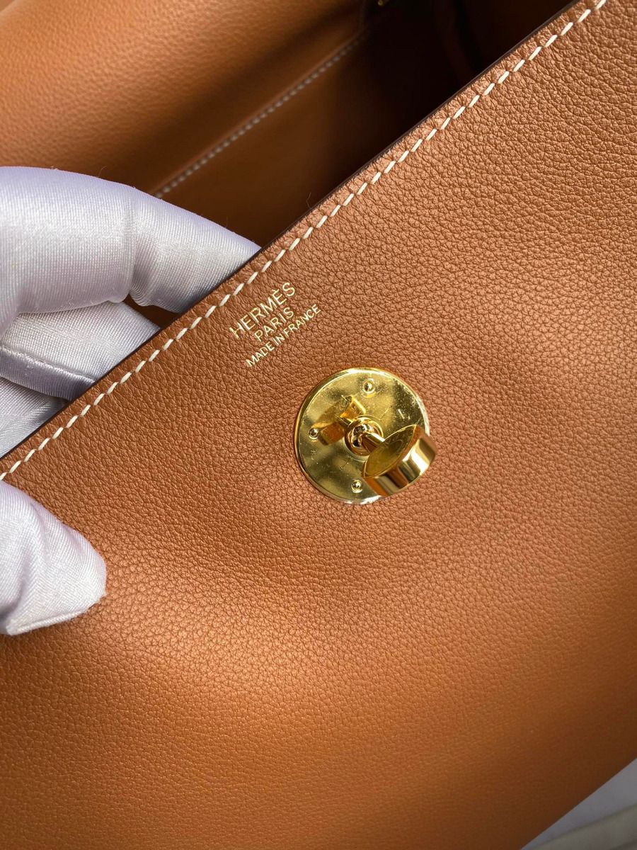 Hermes Lindy 26 Handmade Bag In Gold Evercolor Leather - Image 9