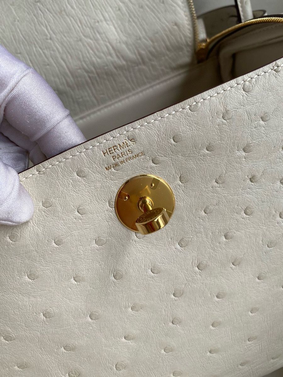Hermes Lindy 26 Handmade Bag In Craie Ostrich Leather - Image 10