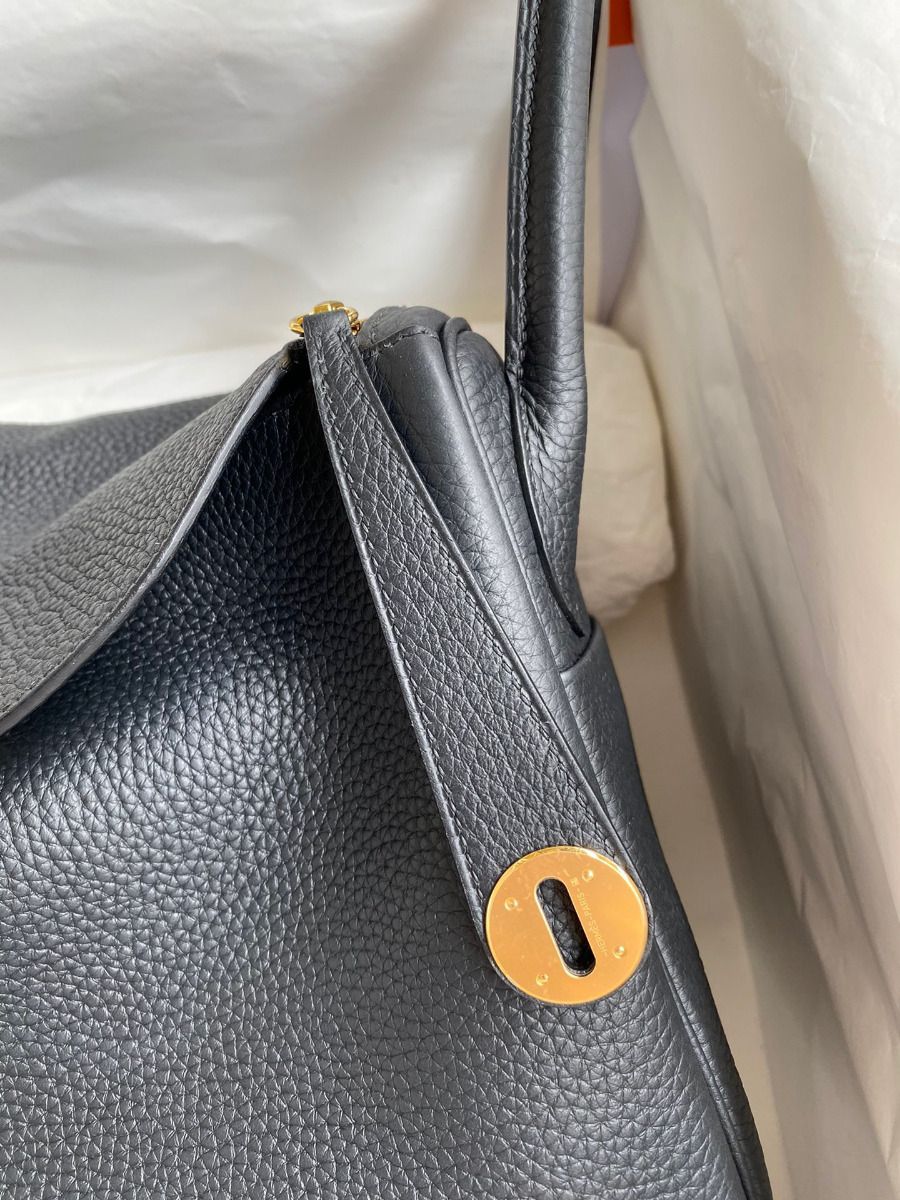Hermes Lindy 30 Handmade Bag In Black Clemence Leather - Image 4